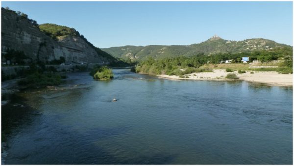 Rafraîchi par sa rivière, le département de l’Ardèche fait une belle destination de vacances